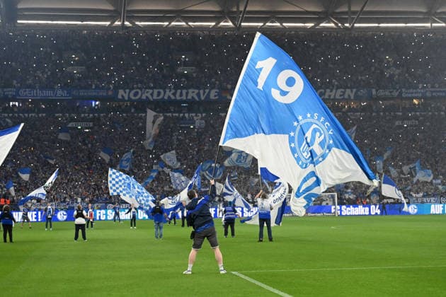 FC Schalke 04 Fans lassen ihre Handy-Lichter leuchten, Feature, Symbolfoto, Randmotiv, Fussball 2. Bundesliga, 32. Spieltag, FC Schalke 04 (GE) - Fortuna Duesseldorf (D) 1-0 am 02.05.2026 in der Veltins-Arena Gelsenkirchen Deutschland. DFL regulations prohibit any use of photographs as image sequences and or quasi-video Â