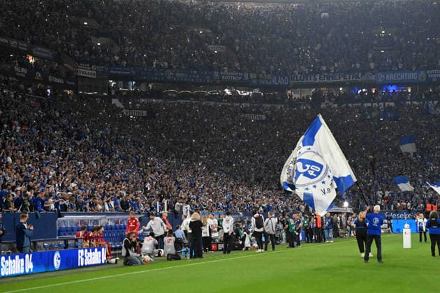FC Schalke 04 Fans lassen ihre Handy-Lichter leuchten, Feature, Symbolfoto, Randmotiv, Fussball 2. Bundesliga, 32. Spieltag, FC Schalke 04 (GE) - Fortuna Duesseldorf (D) 1-0 am 02.05.2026 in der Veltins-Arena Gelsenkirchen Deutschland. DFL regulations prohibit any use of photographs as image sequences and or quasi-video Â