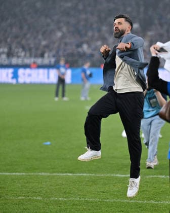 Jubel Trainer Miron Muslic (FC Schalke 04) 02.05.2026, Fussball 2. Bundesliga, Saison 2025 2026, 32. Spieltag, FC Schalke 04 - Fortuna Düsseldorf 1:0 DFL regulations prohibit any use of photographs as image sequences and or quasi-video Gelsenkirchen Veltins Arena Nordrhein Westfalen Deutschland
