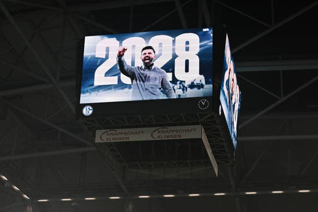Die Vertragsverlängerung von Trainer Miron Muslic (FC Schalke 04) bis 2028 wurde Bekanntgegeben 02.05.2026, Fussball 2. Bundesliga, Saison 2025 2026, 32. Spieltag, FC Schalke 04 - Fortuna Düsseldorf 1:0 DFL regulations prohibit any use of photographs as image sequences and or quasi-video Gelsenkirchen Veltins Arena Nordrhein Westfalen Deutschland