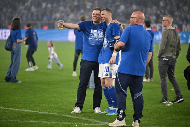 Youri Mulder (Direktor Profifussball FC Schalke 04), li., mit Edin Dzeko (FC Schalke 04) 02.05.2026, Fussball 2. Bundesliga, Saison 2025 2026, 32. Spieltag, FC Schalke 04 - Fortuna Düsseldorf 1:0 DFL regulations prohibit any use of photographs as image sequences and or quasi-video Gelsenkirchen Veltins Arena Nordrhein Westfalen Deutschland