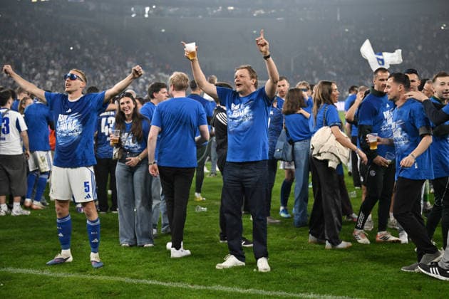 Timo Becker (FC Schalke 04), Youri Mulder (Direktor Profifussball FC Schalke 04), v.li. 02.05.2026, Fussball 2. Bundesliga, Saison 2025 2026, 32. Spieltag, FC Schalke 04 - Fortuna Düsseldorf 1:0 DFL regulations prohibit any use of photographs as image sequences and or quasi-video Gelsenkirchen Veltins Arena Nordrhein Westfalen Deutschland
