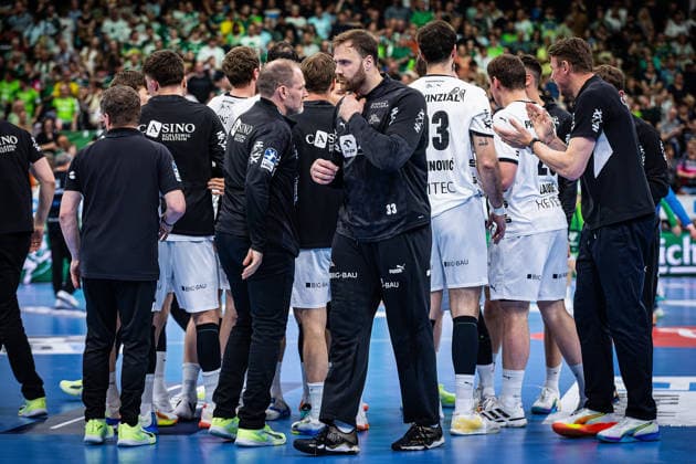 02.05.2026, xovx, Handball Daikin Handball Bundesliga, HSG Wetzlar - THW Kiel Die Spieler des THW Kiel schwören sich auf die zweite Halbzeit ein. Wetzlar Buderus-Arena Hessen Deutschland (DE)