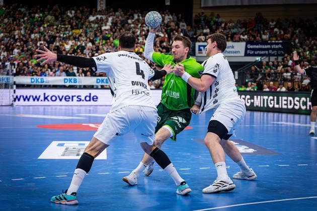 02.05.2026, xovx, Handball Daikin Handball Bundesliga, HSG Wetzlar - THW Kiel v.l. Domagoj Duvnjak (THW Kiel), Dominik Mappes (HSG Wetzlar), Lukas Laube (THW Kiel) Wetzlar Buderus-Arena Hessen Deutschland (DE)