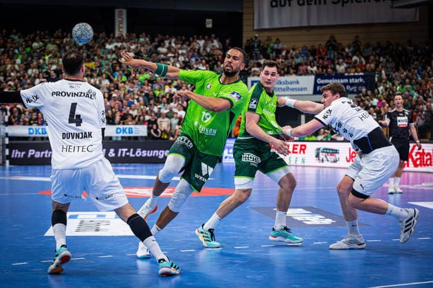 02.05.2026, xovx, Handball Daikin Handball Bundesliga, HSG Wetzlar - THW Kiel v.l. Domagoj Duvnjak (THW Kiel), Philipp Ahouansou (HSG Wetzlar), Josip Simic (HSG Wetzlar), Lukas Laube (THW Kiel) Wetzlar Buderus-Arena Hessen Deutschland (DE)