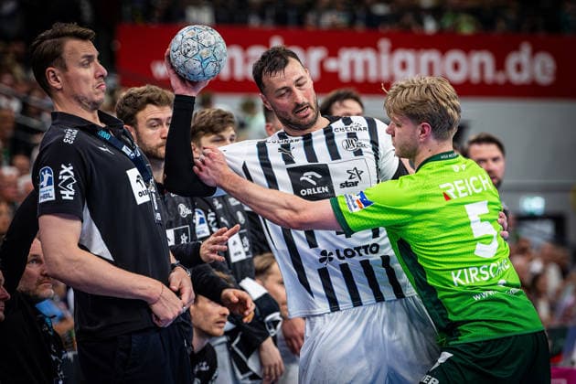 02.05.2026, xovx, Handball Daikin Handball Bundesliga, HSG Wetzlar - THW Kiel v.l. Trainer Filip Jicha (THW Kiel), Domagoj Duvnjak (THW Kiel), Tristan Kirschner (HSG Wetzlar) Wetzlar Buderus-Arena Hessen Deutschland (DE)