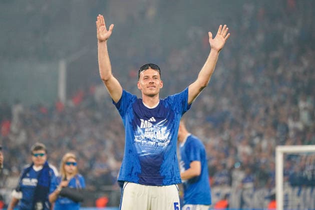Deutschland: Fussball 2. Bundesliga 2025 - 2026, 32. Spieltag - FC Schalke 04 vs Fortuna Düsseldorf - Veltins Arena (Schalke): Timo Becker (Schalke 04, 5) Geste, Gestik, Emotion, Freude, Emotionen, Jubel