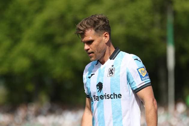 02.05.2026, Fußball, Herren, Saison 2025 2026, 3. Liga, 1. FC Schweinfurt 05 - TSV 1860 München: Der Löwe Florian Niederlechner enttäuscht nach seiner Auswechslung *** 02 05 2026, Football, Men, Season 2025 2026, 3 Liga, 1 FC Schweinfurt 05 TSV 1860 München The Lion Florian Niederlechner disappoints after his substitution