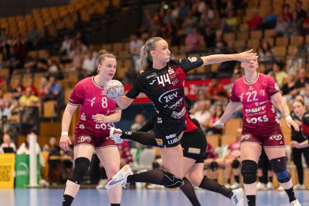 Wurf Julia Niewiadomska (BSV Sachsen-Zwickau, 44) GER, BSV Sachsen-Zwickau vs. TuS Metzingen, Handball, Frauen, 1. Bundesliga, Spieltag 3, Saison 2025 2026, 02.05.2026 GER, BSV Sachsen-Zwickau vs. TuS Metzingen, Handball, Frauen, 1. Bundesliga, Spieltag 3, Saison 2025 2026, 02.05.2026 Zwickau Copyright: xEibner-Pressefoto MarkoxUngerx EP_EER