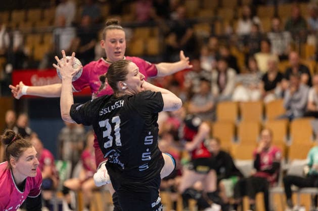 Wurf Victoria Hasselbusch (BSV Sachsen-Zwickau, 31) GER, BSV Sachsen-Zwickau vs. TuS Metzingen, Handball, Frauen, 1. Bundesliga, Spieltag 3, Saison 2025 2026, 02.05.2026 GER, BSV Sachsen-Zwickau vs. TuS Metzingen, Handball, Frauen, 1. Bundesliga, Spieltag 3, Saison 2025 2026, 02.05.2026 Zwickau Copyright: xEibner-Pressefoto MarkoxUngerx EP_EER