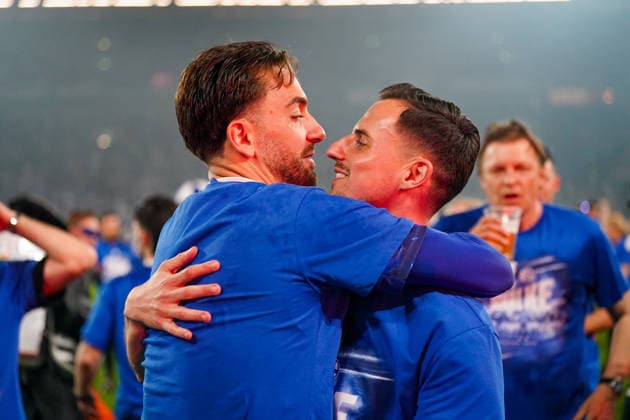 Deutschland: Fussball 2. Bundesliga 2025 - 2026, 32. Spieltag - FC Schalke 04 vs Fortuna Düsseldorf - Veltins Arena (Schalke): Kenan Karaman (Schalke 04, 19) und Nikola KatiÄ‡ Nikola Katic (Schalke 04, 25) in Umarmung - Freude, Emotionen, Jubel, Geste, Gestik, Emotion, Mimik, Gesichtsausdruck, Emotion