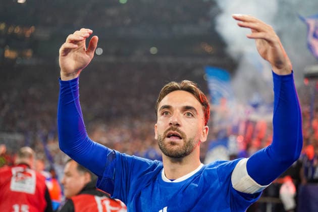 Deutschland: Fussball 2. Bundesliga 2025 - 2026, 32. Spieltag - FC Schalke 04 vs Fortuna Düsseldorf - Veltins Arena (Schalke): Edin DÅ¾eko Edin Dzeko (Schalke 04, 10) Mimik, Gesichtsausdruck, Emotion, Geste, Gestik, Emotion