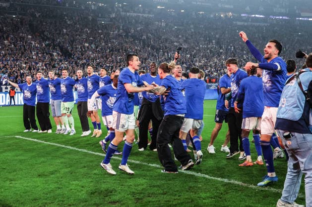 Fussball, 2. Bundesliga Saison 2025 2026 32. Spieltag FC Schalke 04 - Fortuna Düsseldorf 02.05.2026, VELTINS-Arena Die Spieler vom FC Schalke 04 freuen sich über den Aufstieg in die Bundesliga Gelsenkirchen VELTINS-Arena Nordrhein-Westfalen Deutschland