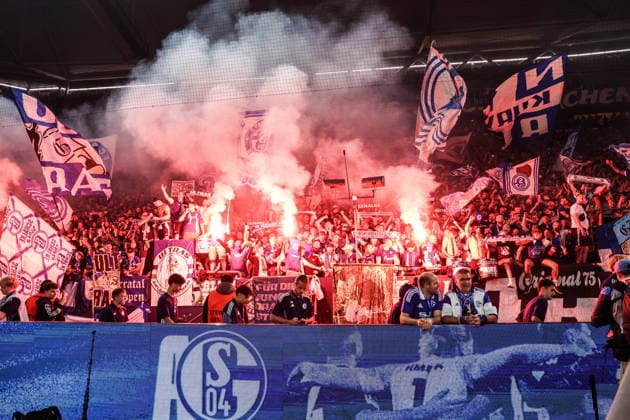 Fussball, 2. Bundesliga Saison 2025 2026 32. Spieltag FC Schalke 04 - Fortuna Düsseldorf 02.05.2026, VELTINS-Arena Die Fans vom FC Schalke 04 freuen sich über den Aufstieg in die Bundesliga, Pyro, Bengalo Gelsenkirchen VELTINS-Arena Nordrhein-Westfalen Deutschland
