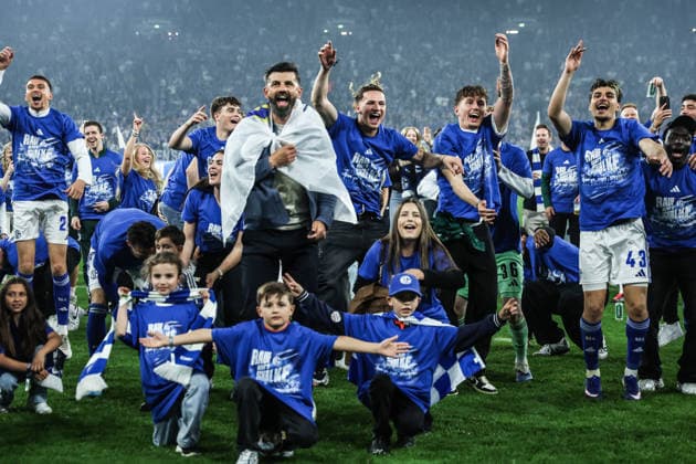 Fussball, 2. Bundesliga Saison 2025 2026 32. Spieltag FC Schalke 04 - Fortuna Düsseldorf 02.05.2026, VELTINS-Arena Schalke steigt in die Bundesliga auf, Die Spieler und Trainer Miron Muslic (Trainer Schalke 04) freuen sich +ber den Aufstieg Gelsenkirchen VELTINS-Arena Nordrhein-Westfalen Deutschland