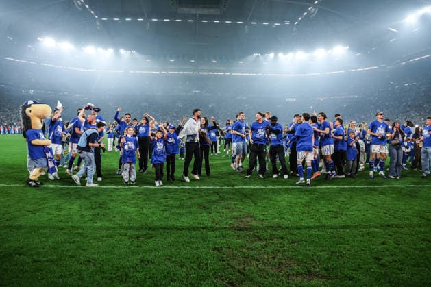 Fussball, 2. Bundesliga Saison 2025 2026 32. Spieltag FC Schalke 04 - Fortuna Düsseldorf 02.05.2026, VELTINS-Arena Die Spieler vom FC Schalke 04 freuen sich über den Aufstieg in die Bundesliga Gelsenkirchen VELTINS-Arena Nordrhein-Westfalen Deutschland
