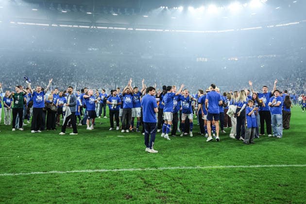 Fussball, 2. Bundesliga Saison 2025 2026 32. Spieltag FC Schalke 04 - Fortuna Düsseldorf 02.05.2026, VELTINS-Arena Die Spieler vom FC Schalke 04 freuen sich über den Aufstieg in die Bundesliga Gelsenkirchen VELTINS-Arena Nordrhein-Westfalen Deutschland