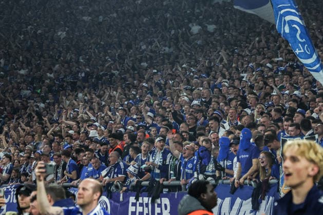 Fussball, 2. Bundesliga Saison 2025 2026 32. Spieltag FC Schalke 04 - Fortuna Düsseldorf 02.05.2026, VELTINS-Arena Fans FC Schalke 04 freuen sich über den Aufstieg Gelsenkirchen VELTINS-Arena Nordrhein-Westfalen Deutschland