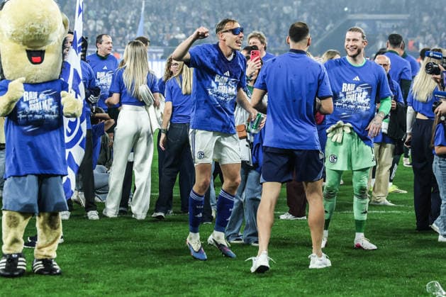 Fussball, 2. Bundesliga Saison 2025 2026 32. Spieltag FC Schalke 04 - Fortuna Düsseldorf 02.05.2026, VELTINS-Arena Die Spieler vom FC Schalke 04 freuen sich über den Aufstieg in die Bundesliga Gelsenkirchen VELTINS-Arena Nordrhein-Westfalen Deutschland