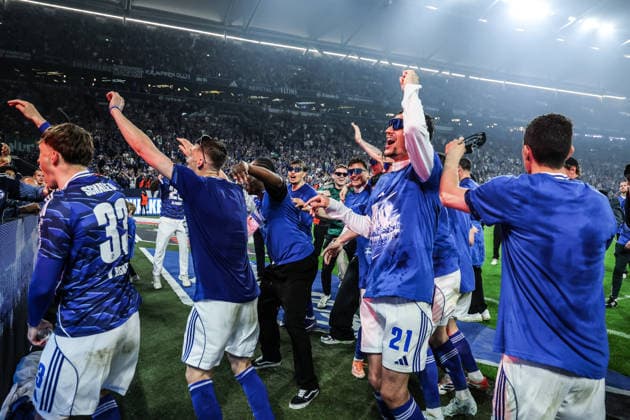 Fussball, 2. Bundesliga Saison 2025 2026 32. Spieltag FC Schalke 04 - Fortuna Düsseldorf 02.05.2026, VELTINS-Arena Schalke steigt in die Bundesliga auf, Die Spieler freuen sich über den Aufstieg Gelsenkirchen VELTINS-Arena Nordrhein-Westfalen Deutschland