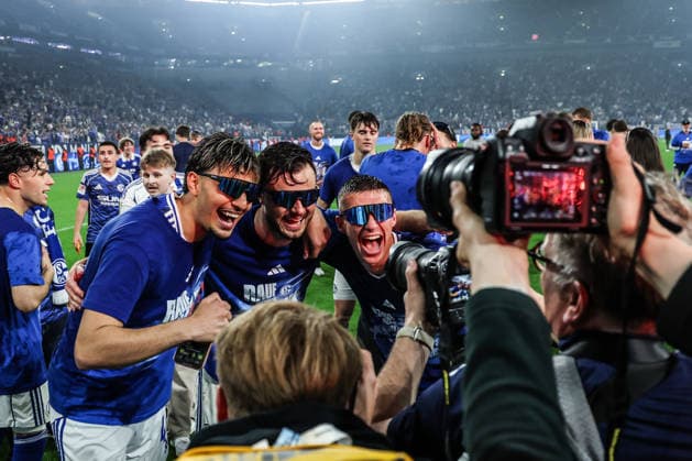 Fussball, 2. Bundesliga Saison 2025 2026 32. Spieltag FC Schalke 04 - Fortuna Düsseldorf 02.05.2026, VELTINS-Arena Schalke steigt in die Bundesliga auf, Die Spieler freuen sich über den Aufstieg, Hasan Kurucay (FC Schalke 04, 4) Adrian Gantenbein (FC Schalke 04, 17) Gelsenkirchen VELTINS-Arena Nordrhein-Westfalen Deutschland