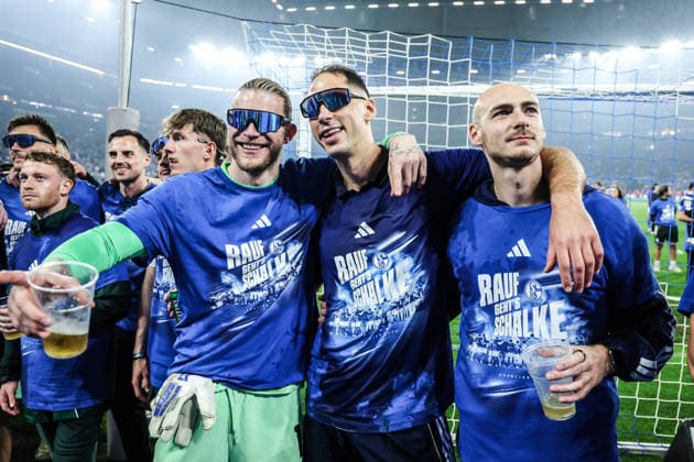 Fussball, 2. Bundesliga Saison 2025 2026 32. Spieltag FC Schalke 04 - Fortuna Düsseldorf 02.05.2026, VELTINS-Arena Loris Karius (FC Schalke 04, 1) Nikola Katic (FC Schalke 04, 25) Gelsenkirchen VELTINS-Arena Nordrhein-Westfalen Deutschland