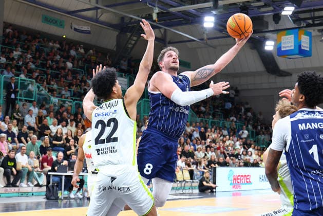 34. Spieltag der Basketball 2. Bundesliga ProA in der Oberfrankenhalle in Bayreuth Saison 2025-2026 BBC Bayreuth gegen VfL SparkassenStars Bochum Leroy Ikejiaku (BBC Bayreuth) -22- links Kilian Dietz (VfL SparkassenStars Bochum) -8- rechts