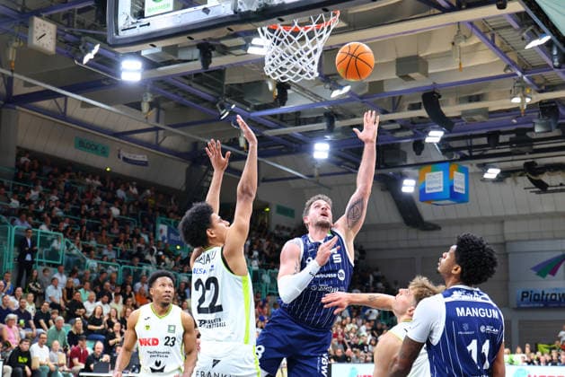 34. Spieltag der Basketball 2. Bundesliga ProA in der Oberfrankenhalle in Bayreuth Saison 2025-2026 BBC Bayreuth gegen VfL SparkassenStars Bochum Leroy Ikejiaku (BBC Bayreuth) -22- links Kilian Dietz (VfL SparkassenStars Bochum) -8- rechts