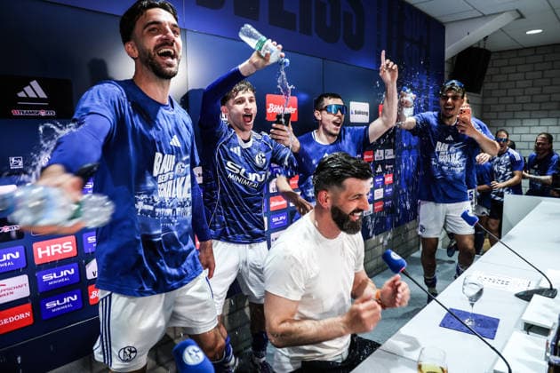 Fussball, 2. Bundesliga Saison 2025 2026 32. Spieltag FC Schalke 04 - Fortuna Düsseldorf 02.05.2026, VELTINS-Arena Schalke steigt in die Bundesliga auf, Miron Muslic (Trainer Schalke 04) wird von seiner Mannschaft auf der Pressekonferenz überrascht und bekommt Bier und Wasserduschen Gelsenkirchen VELTINS-Arena Nordrhein-Westfalen Deutschland