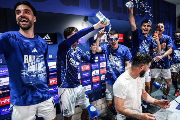 Fussball, 2. Bundesliga Saison 2025 2026 32. Spieltag FC Schalke 04 - Fortuna Düsseldorf 02.05.2026, VELTINS-Arena Schalke steigt in die Bundesliga auf, Miron Muslic (Trainer Schalke 04) wird von seiner Mannschaft auf der Pressekonferenz überrascht und bekommt Bier und Wasserduschen Gelsenkirchen VELTINS-Arena Nordrhein-Westfalen Deutschland