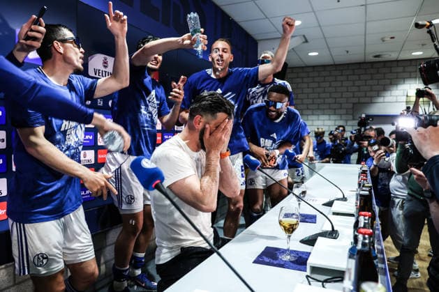 Fussball, 2. Bundesliga Saison 2025 2026 32. Spieltag FC Schalke 04 - Fortuna Düsseldorf 02.05.2026, VELTINS-Arena Schalke steigt in die Bundesliga auf, Miron Muslic (Trainer Schalke 04) wird von seiner Mannschaft auf der Pressekonferenz überrascht und bekommt Bier und Wasserduschen Gelsenkirchen VELTINS-Arena Nordrhein-Westfalen Deutschland