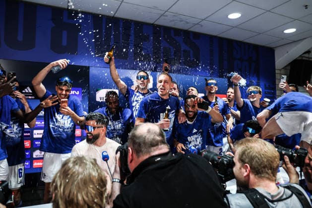 Fussball, 2. Bundesliga Saison 2025 2026 32. Spieltag FC Schalke 04 - Fortuna Düsseldorf 02.05.2026, VELTINS-Arena Schalke steigt in die Bundesliga auf, Miron Muslic (Trainer Schalke 04) wird von seiner Mannschaft auf der Pressekonferenz überrascht und bekommt Bier und Wasserduschen Gelsenkirchen VELTINS-Arena Nordrhein-Westfalen Deutschland
