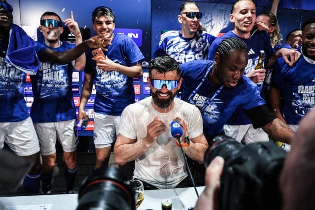 Fussball, 2. Bundesliga Saison 2025 2026 32. Spieltag FC Schalke 04 - Fortuna Düsseldorf 02.05.2026, VELTINS-Arena Schalke steigt in die Bundesliga auf, Miron Muslic (Trainer Schalke 04) wird von seiner Mannschaft auf der Pressekonferenz überrascht und bekommt Bier und Wasserduschen Gelsenkirchen VELTINS-Arena Nordrhein-Westfalen Deutschland