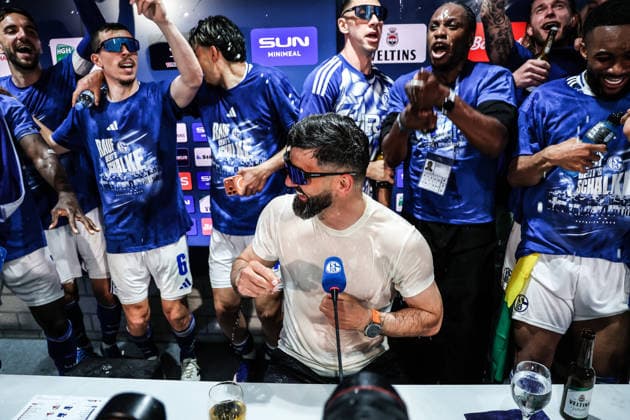 Fussball, 2. Bundesliga Saison 2025 2026 32. Spieltag FC Schalke 04 - Fortuna Düsseldorf 02.05.2026, VELTINS-Arena Schalke steigt in die Bundesliga auf, Miron Muslic (Trainer Schalke 04) wird von seiner Mannschaft auf der Pressekonferenz überrascht und bekommt Bier und Wasserduschen Gelsenkirchen VELTINS-Arena Nordrhein-Westfalen Deutschland