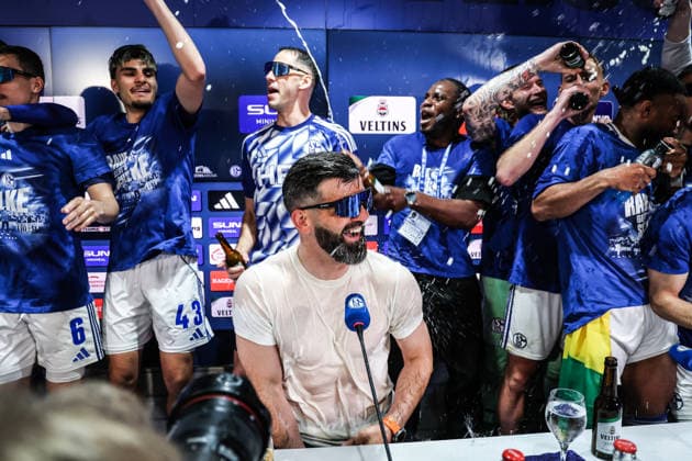 Fussball, 2. Bundesliga Saison 2025 2026 32. Spieltag FC Schalke 04 - Fortuna Düsseldorf 02.05.2026, VELTINS-Arena Schalke steigt in die Bundesliga auf, Miron Muslic (Trainer Schalke 04) wird von seiner Mannschaft auf der Pressekonferenz überrascht und bekommt Bier und Wasserduschen Gelsenkirchen VELTINS-Arena Nordrhein-Westfalen Deutschland