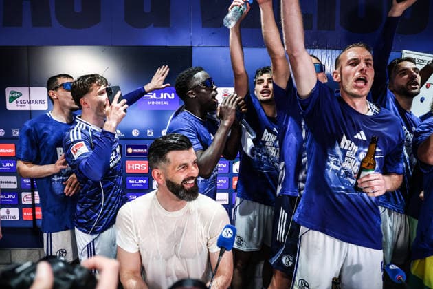 Fussball, 2. Bundesliga Saison 2025 2026 32. Spieltag FC Schalke 04 - Fortuna Düsseldorf 02.05.2026, VELTINS-Arena Schalke steigt in die Bundesliga auf, Miron Muslic (Trainer Schalke 04) wird von seiner Mannschaft auf der Pressekonferenz überrascht und bekommt Bier und Wasserduschen Gelsenkirchen VELTINS-Arena Nordrhein-Westfalen Deutschland