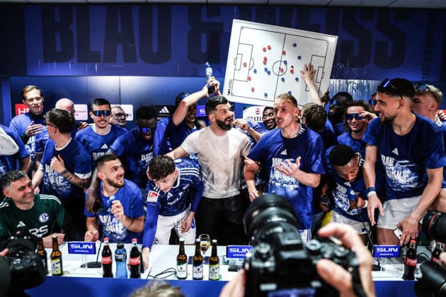 Fussball, 2. Bundesliga Saison 2025 2026 32. Spieltag FC Schalke 04 - Fortuna Düsseldorf 02.05.2026, VELTINS-Arena Schalke steigt in die Bundesliga auf, Miron Muslic (Trainer Schalke 04) wird von seiner Mannschaft auf der Pressekonferenz überrascht und bekommt Bier und Wasserduschen Gelsenkirchen VELTINS-Arena Nordrhein-Westfalen Deutschland