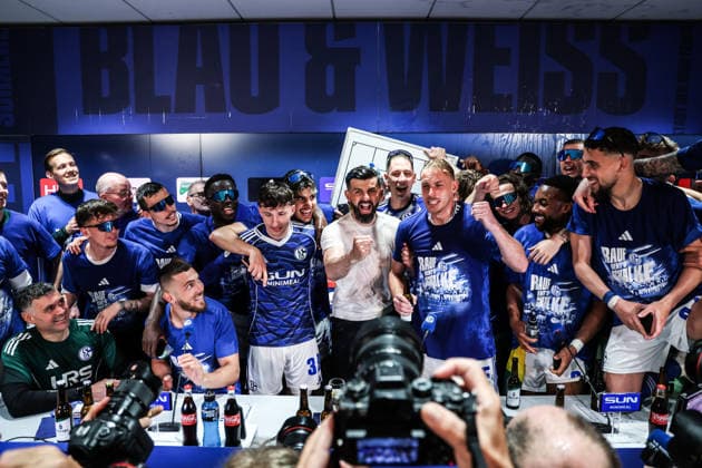 Fussball, 2. Bundesliga Saison 2025 2026 32. Spieltag FC Schalke 04 - Fortuna Düsseldorf 02.05.2026, VELTINS-Arena Schalke steigt in die Bundesliga auf, Miron Muslic (Trainer Schalke 04) wird von seiner Mannschaft auf der Pressekonferenz überrascht und bekommt Bier und Wasserduschen Gelsenkirchen VELTINS-Arena Nordrhein-Westfalen Deutschland