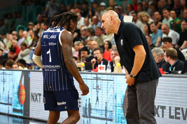 34. Spieltag der Basketball 2. Bundesliga ProA in der Oberfrankenhalle in Bayreuth Saison 2025-2026 BBC Bayreuth gegen VfL SparkassenStars Bochum Antonio Deshon Williams (VfL SparkassenStars Bochum) -1- links Petar Topalski (VfL SparkassenStars Bochum Trainer) rechts