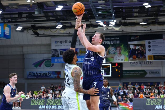 34. Spieltag der Basketball 2. Bundesliga ProA in der Oberfrankenhalle in Bayreuth Saison 2025-2026 BBC Bayreuth gegen VfL SparkassenStars Bochum Leroy Ikejiaku (BBC Bayreuth) -22- links Jonas Grof (VfL SparkassenStars Bochum) -9- rechts
