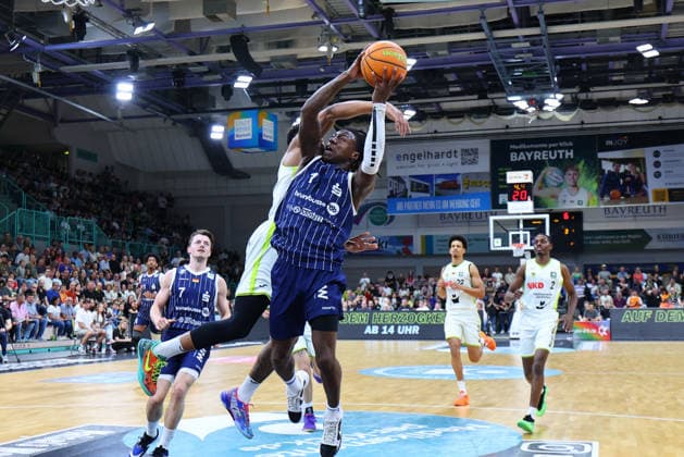 34. Spieltag der Basketball 2. Bundesliga ProA in der Oberfrankenhalle in Bayreuth Saison 2025-2026 BBC Bayreuth gegen VfL SparkassenStars Bochum Antonio Deshon Williams (VfL SparkassenStars Bochum) -1- rechts