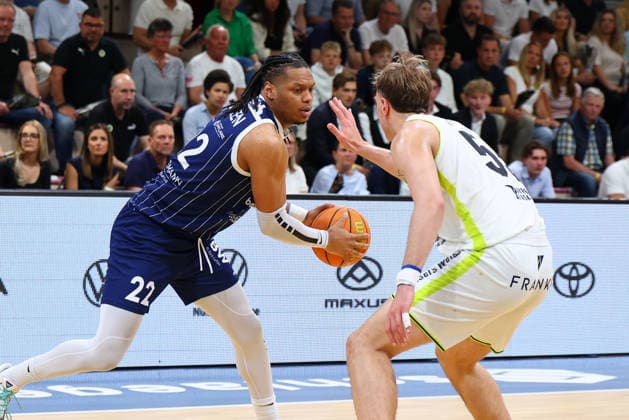 34. Spieltag der Basketball 2. Bundesliga ProA in der Oberfrankenhalle in Bayreuth Saison 2025-2026 BBC Bayreuth gegen VfL SparkassenStars Bochum Lenny Liedtke (BBC Bayreuth) -55- rechts Malek Green (VfL SparkassenStars Bochum) -22- links