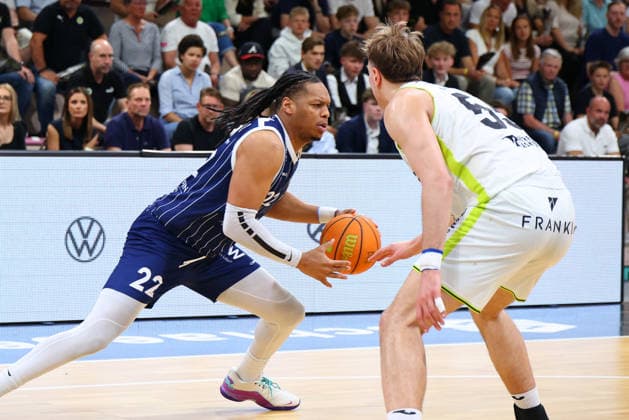 34. Spieltag der Basketball 2. Bundesliga ProA in der Oberfrankenhalle in Bayreuth Saison 2025-2026 BBC Bayreuth gegen VfL SparkassenStars Bochum Lenny Liedtke (BBC Bayreuth) -55- rechts Malek Green (VfL SparkassenStars Bochum) -22- links
