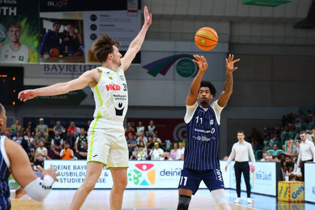34. Spieltag der Basketball 2. Bundesliga ProA in der Oberfrankenhalle in Bayreuth Saison 2025-2026 BBC Bayreuth gegen VfL SparkassenStars Bochum Willem Brandwijk (BBC Bayreuth) -39- links Dravon Mangum (VfL SparkassenStars Bochum) -11- rechts