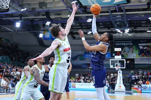 34. Spieltag der Basketball 2. Bundesliga ProA in der Oberfrankenhalle in Bayreuth Saison 2025-2026 BBC Bayreuth gegen VfL SparkassenStars Bochum Willem Brandwijk (BBC Bayreuth) -39- links Malek Green (VfL SparkassenStars Bochum) -22- rechts
