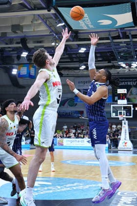 34. Spieltag der Basketball 2. Bundesliga ProA in der Oberfrankenhalle in Bayreuth Saison 2025-2026 BBC Bayreuth gegen VfL SparkassenStars Bochum Willem Brandwijk (BBC Bayreuth) -39- links Malek Green (VfL SparkassenStars Bochum) -22- rechts