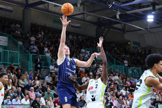 34. Spieltag der Basketball 2. Bundesliga ProA in der Oberfrankenhalle in Bayreuth Saison 2025-2026 BBC Bayreuth gegen VfL SparkassenStars Bochum Tehree Horn (BBC Bayreuth) -2- rechts Jonas Grof (VfL SparkassenStars Bochum) -9- links