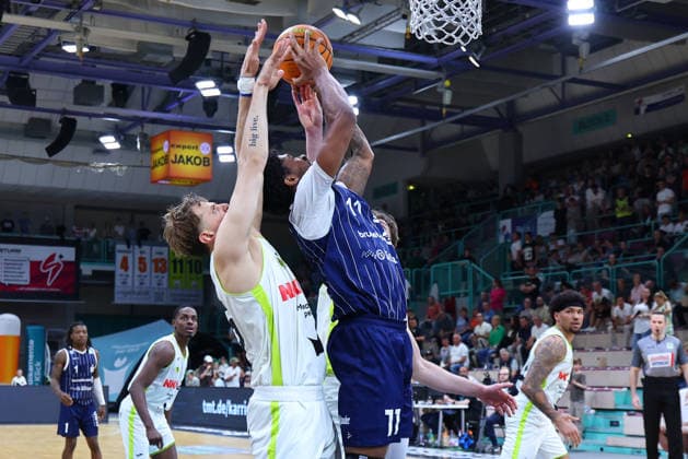 34. Spieltag der Basketball 2. Bundesliga ProA in der Oberfrankenhalle in Bayreuth Saison 2025-2026 BBC Bayreuth gegen VfL SparkassenStars Bochum Lenny Liedtke (BBC Bayreuth) -55- links Dravon Mangum (VfL SparkassenStars Bochum) -11- rechts