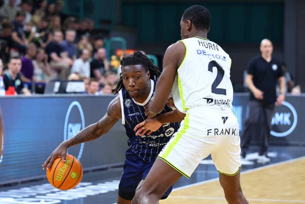 34. Spieltag der Basketball 2. Bundesliga ProA in der Oberfrankenhalle in Bayreuth Saison 2025-2026 BBC Bayreuth gegen VfL SparkassenStars Bochum Tehree Horn (BBC Bayreuth) -2- rechts Antonio Deshon Williams (VfL SparkassenStars Bochum) -1- links