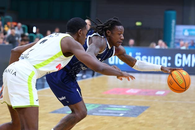 34. Spieltag der Basketball 2. Bundesliga ProA in der Oberfrankenhalle in Bayreuth Saison 2025-2026 BBC Bayreuth gegen VfL SparkassenStars Bochum Tehree Horn (BBC Bayreuth) -2- links Antonio Deshon Williams (VfL SparkassenStars Bochum) -1- rechts
